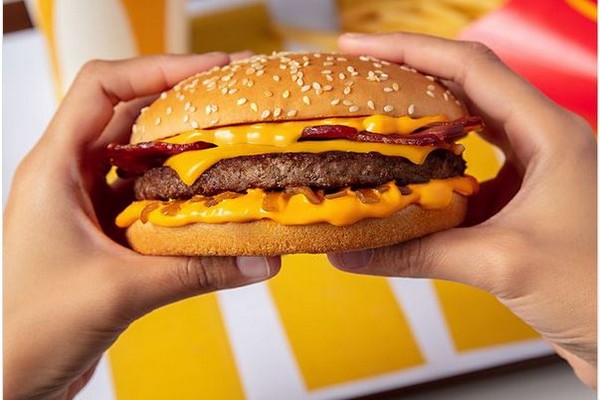 Queso cheddar es el protagonista de la nueva Hamburguesa de McDonald’s