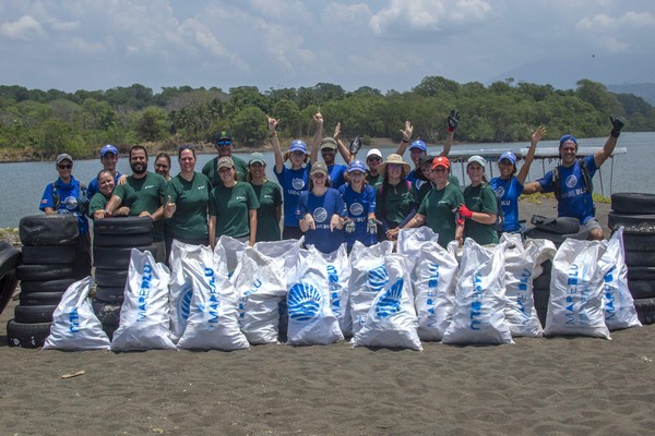 Yves Rocher y MareBlu retiran 497 kilogramos                de residuos en Playa Azul