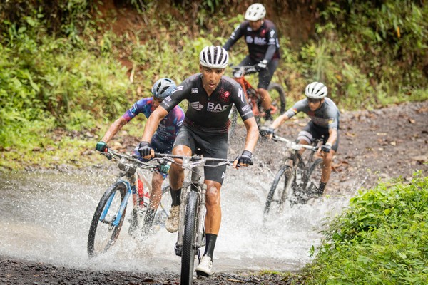 Paolo Montoya se prepara para defender su título en Volcano 100