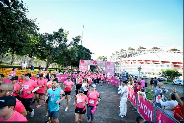 La Sabana se vistió de rosa en señal                       de solidaridad y esperanza