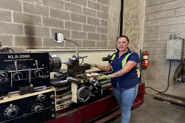 Una mujer, mecánica de precisión, forja su propio camino en la industria pesada