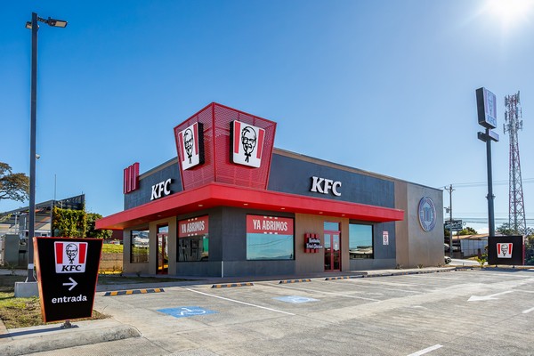 Con inversión de $1.3 millones, KFC inaugura restaurante en Grecia