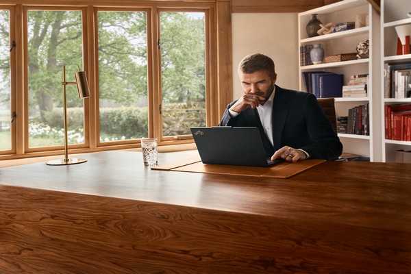 Lenovo lanza campaña global con David Beckham